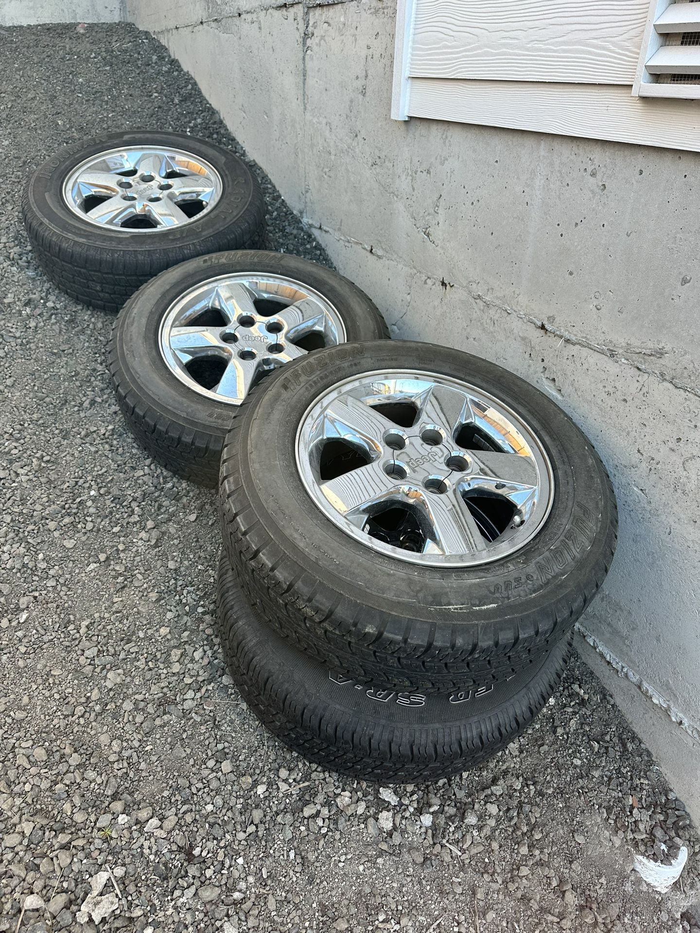 Complete OEM 2004 Jeep Grand Cherokee Overland Wheels