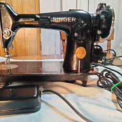 Vintage Singer Sowing Machine