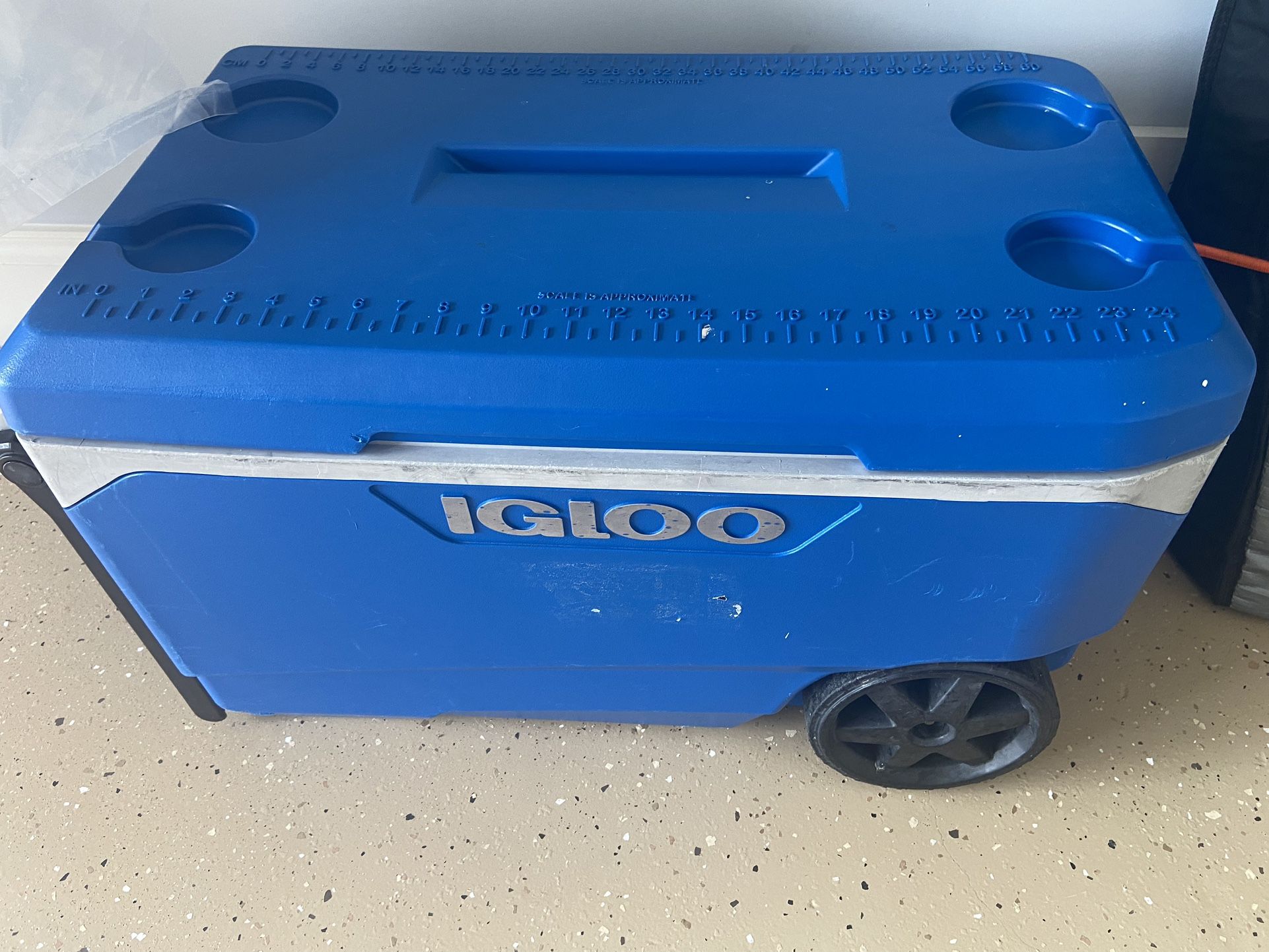 Large 90 Quart Marine Wheeled Igloo Cooler