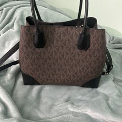 I'm selling a new Michael Kors wallet.