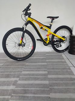 Specialized camber FSR Size Small DT Swiss 26 tire
