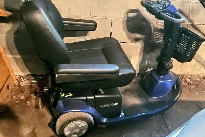 Victory 10 Heavy Duty Scooter With Rechargeable Battery