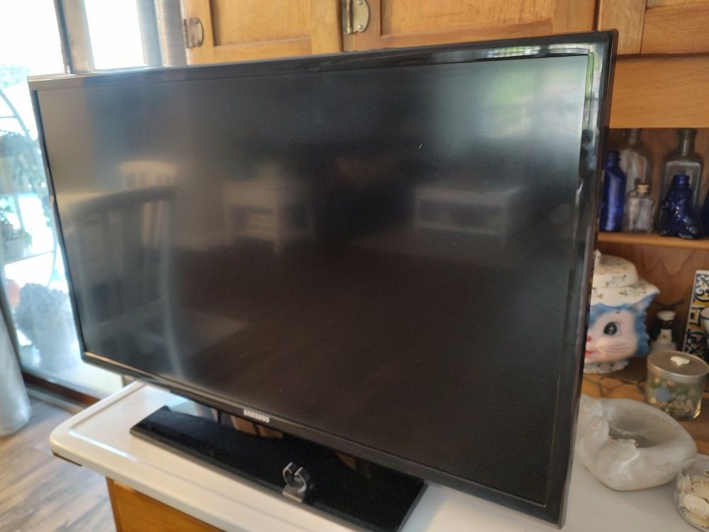 32-INCH SAMSUNG TV
