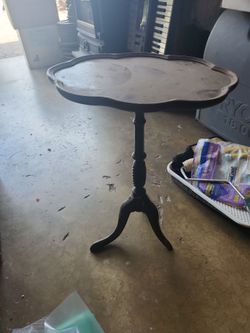 Brandt Furniture scalloped oval tripod candle stand from the 1950s, featuring a distinctive carved twisted pedestal base.