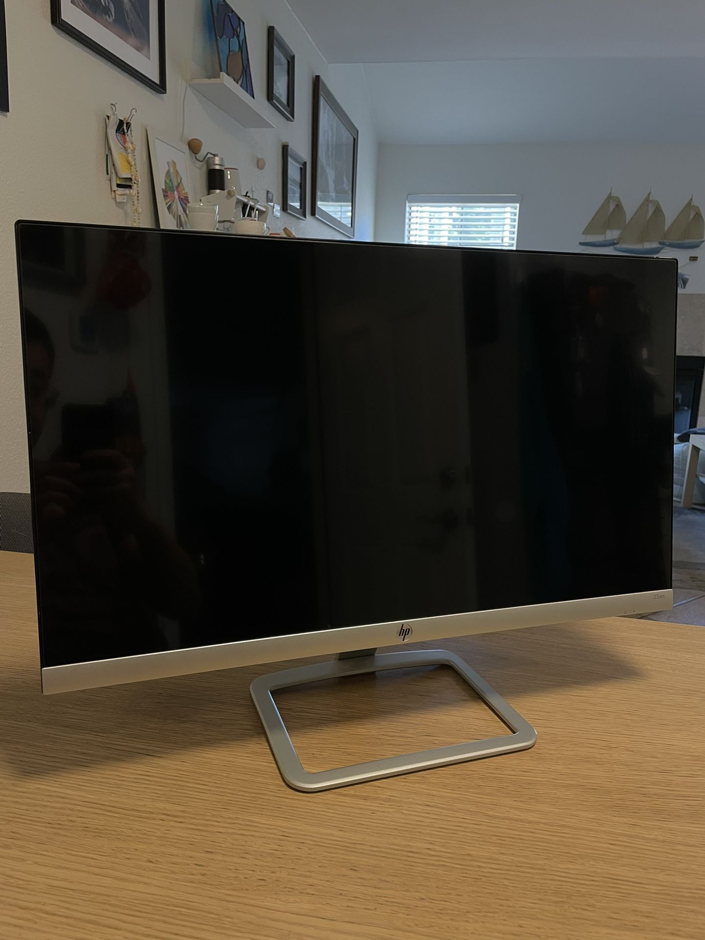 HP 25es - LED monitor - 25" (25" viewable) - 1920 x 1080 Full HD (1080p) - IPS - 250 cd/m - 1000:1 - 7 ms - 2xHDMI, VGA - natural silver