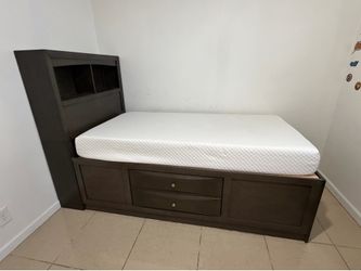 Twin bedroom set with lamp