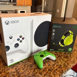 Xbox Series S + 2 Controllers & Headset