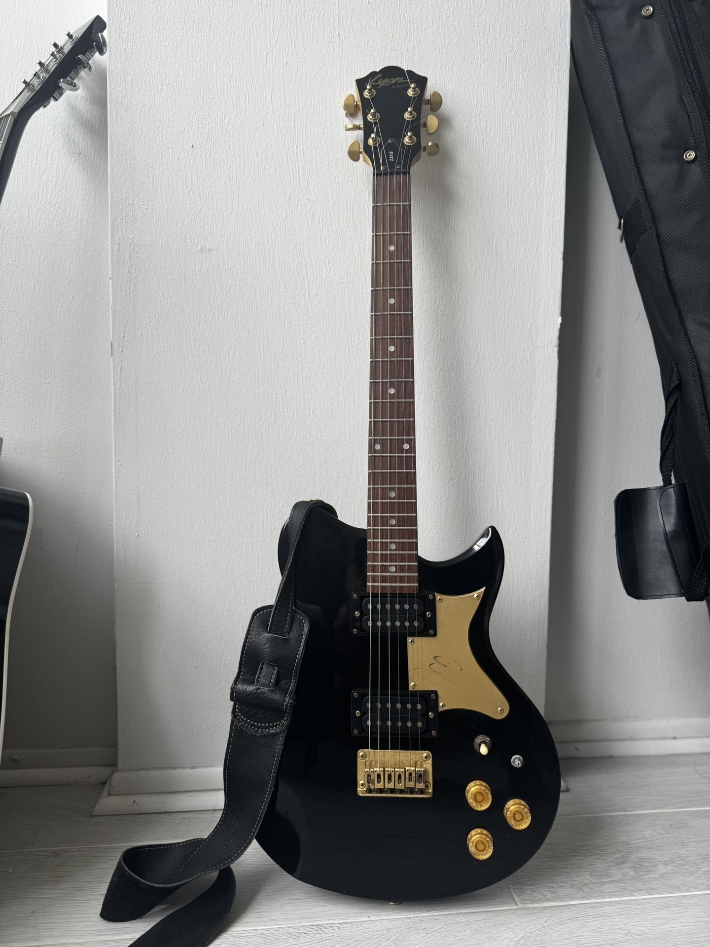 Vintage Lyon by Washburn Electric Guitar – Limited Edition (#1447 of 7000) – Signed by Joe Trohman