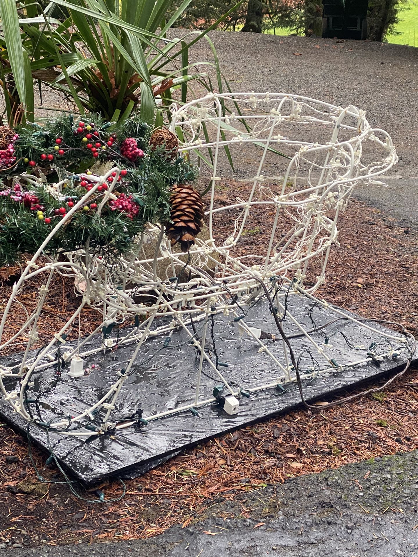 Santa sleigh for Christmas pictures lights up