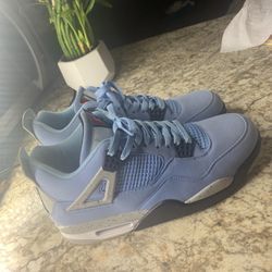 2021 Air Jordan 4 Retro GS 'University Blue'. Size 11