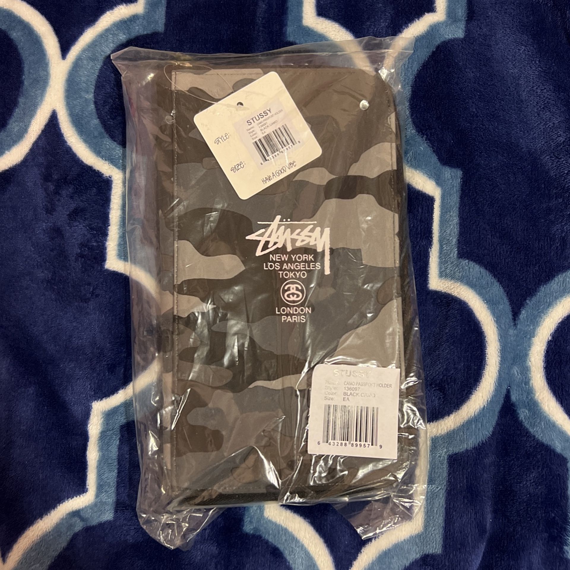 【新品未使用】Stussy CAMO PASSPORT HOLDER Stüssy - Olive Camo Camo Passport Holder | HBX - Globally