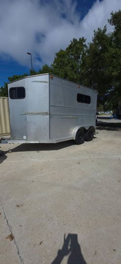Aluminum horse trailer