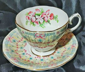 Queen Anne BRIDAL GOWN porcelain teacup & saucer MINT CONDITION !