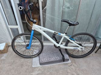 WELL SOUGHT AFTER VINTAGE 24" K2B FREE-STYLE STREET BIKE CRUISER...