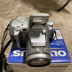 OLYMPUS SLR DIGITAL CAMERA!! Works Perfectly!!