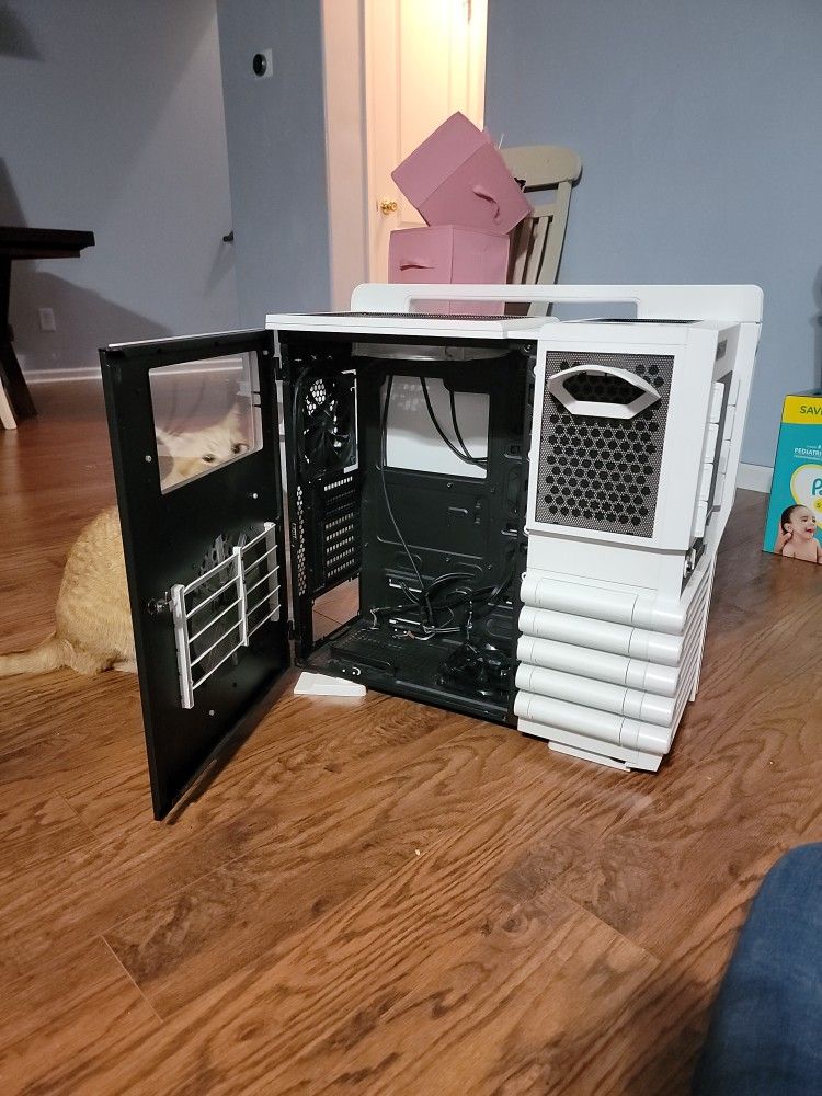 Thermaltake Level 10 GT Snow Edition Concept Case