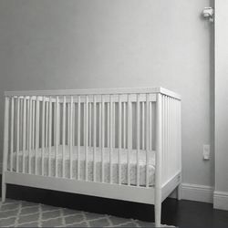 🍼 Crate & Barrel Crib + Newton Breathable Mattress – Excellent Condition (Already Disassembled!)