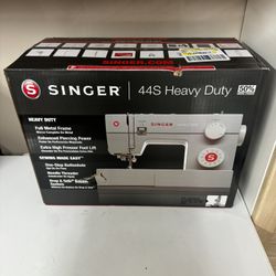 Singer 44s Heavy Duty Sewing Machine 