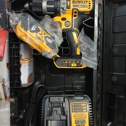 NEW DEWALT 20V XR 1/2 HAMMER DRILL DRIVER TOOL KIT 