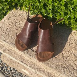Womens Shoes Size 5.