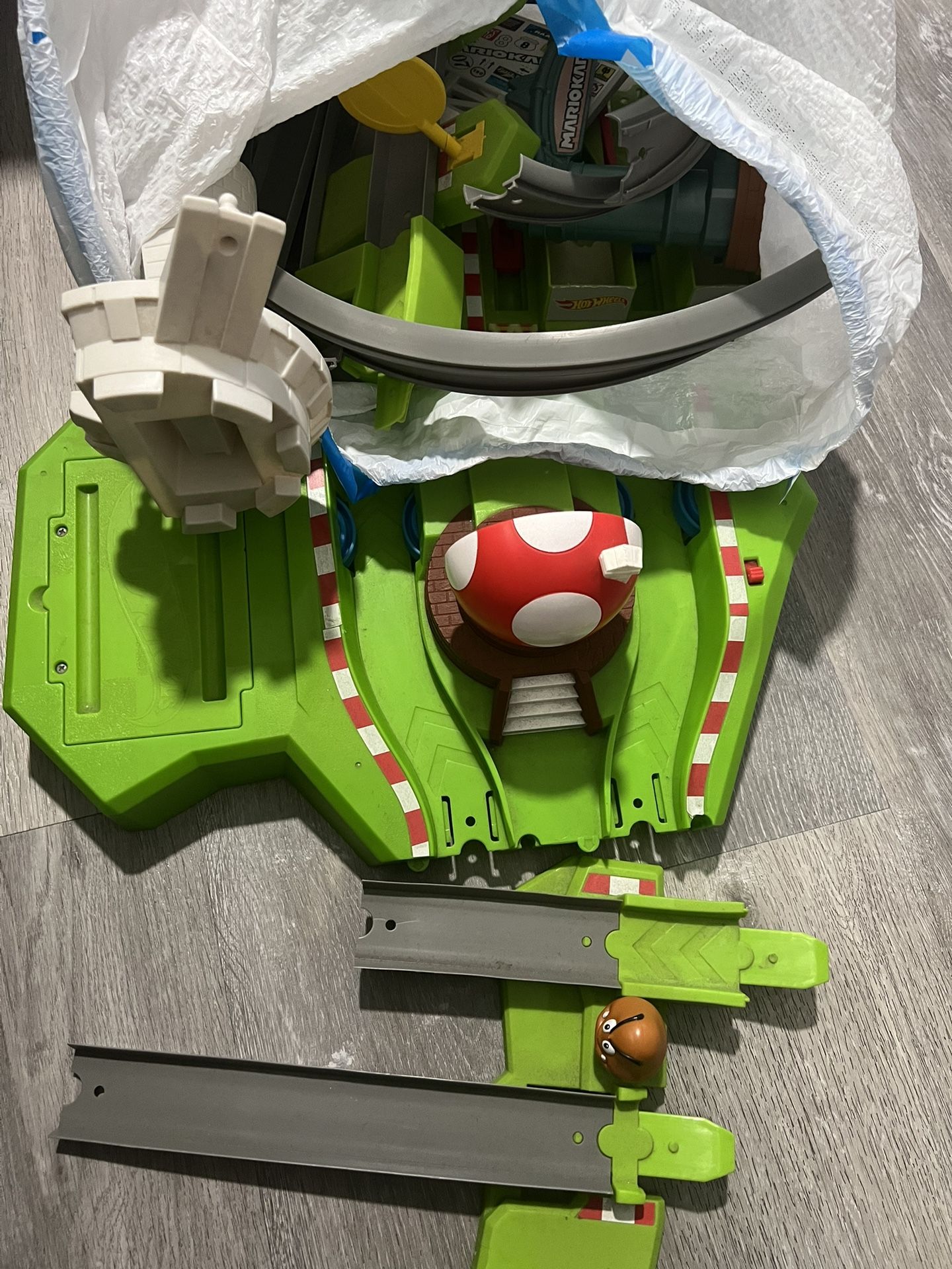 Super Mario hot wheels track complete