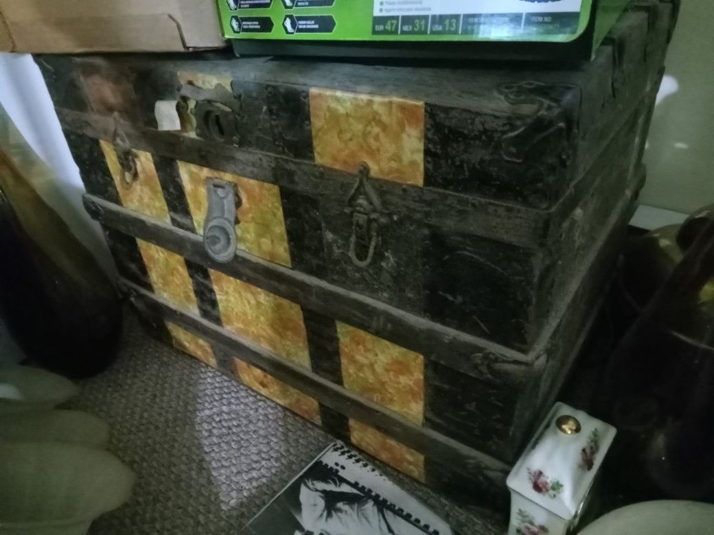 Trunk for sale.
