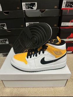 W Nike Air Jordan 1 Mid White Black University Gold BQ6472-107 Size 11 Brand New