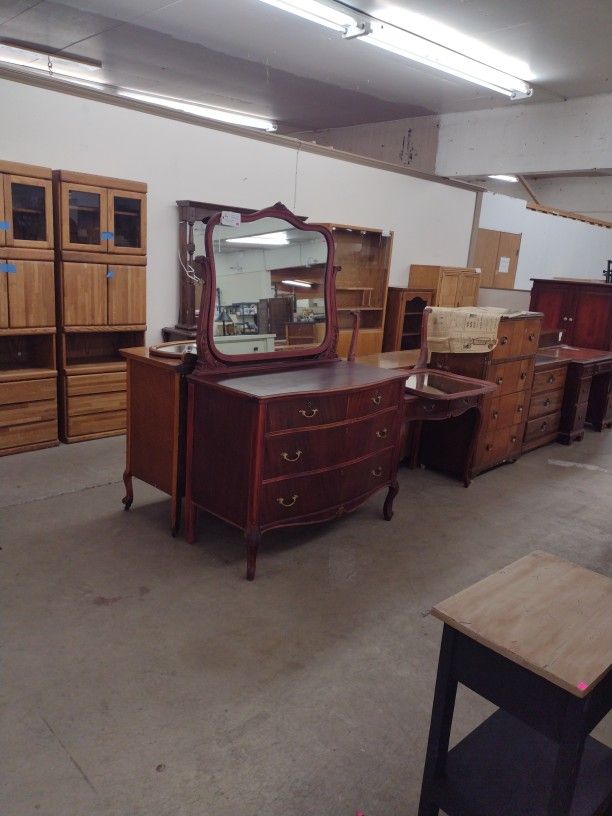 Vintage 4 Drawer Dresser W/ Mirror