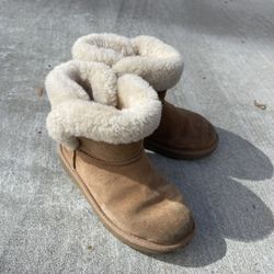 Kids UGG SIZE 2
