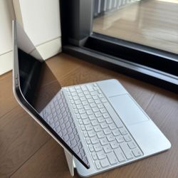 Apple Magic Keyboard: iPad Keyboard case - Used (Good Condition)