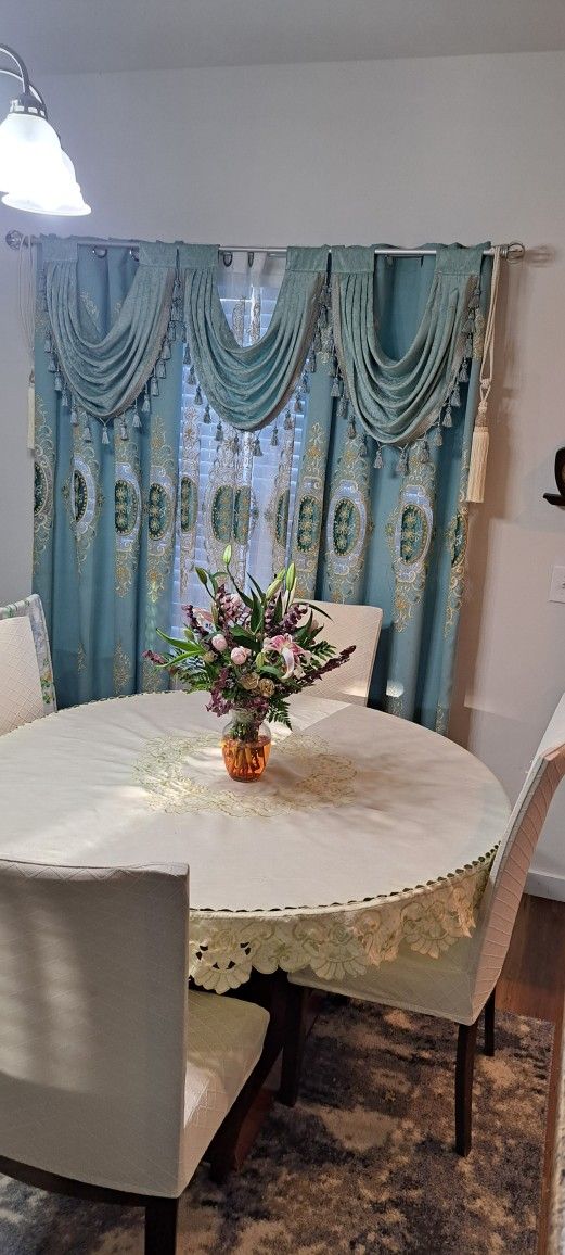 Elegant Dining Table Set