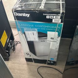 Danby Compact Refrigerator (DAR033A6BSLDB)