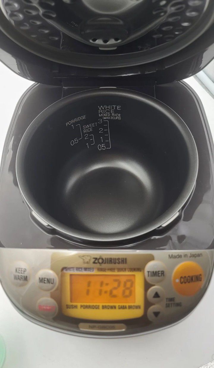 Zojrushi rice cooker for Sale in Renton, WA - OfferUp