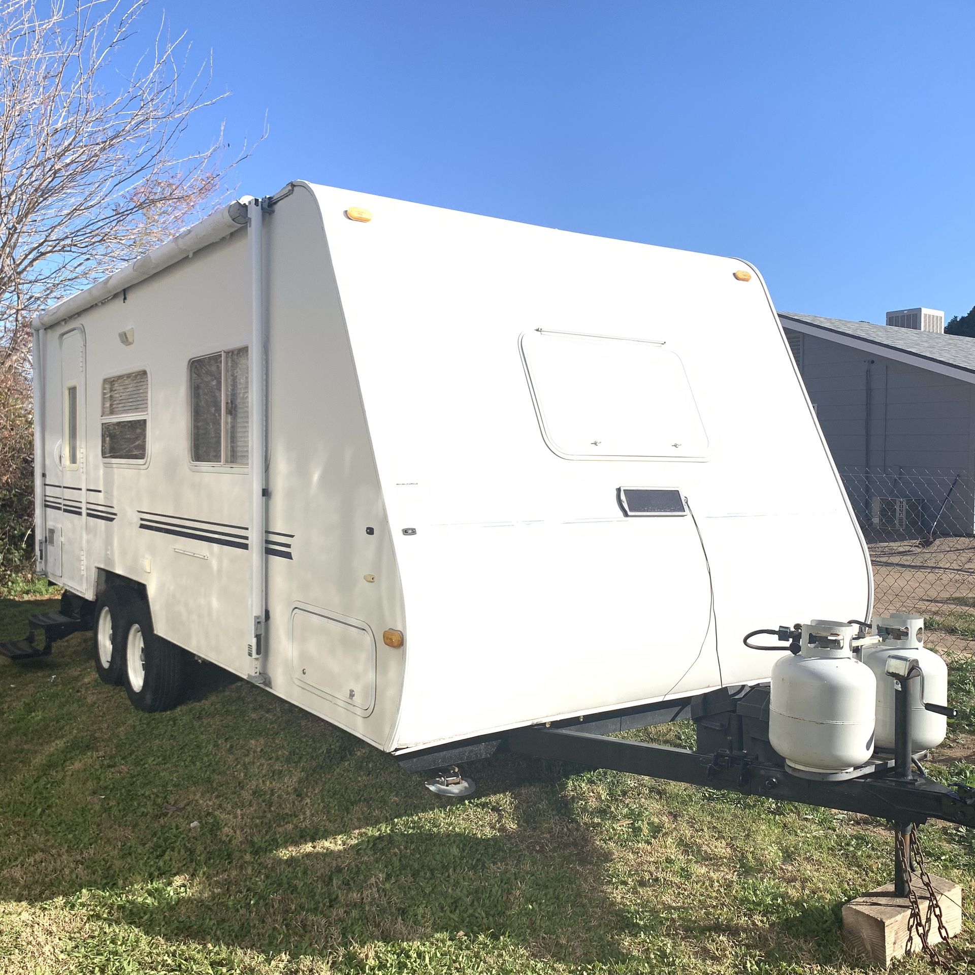 2003 23 foot trailer light travel trailer all fiberglass very light weeded tandem axles fully self-contained everything works great