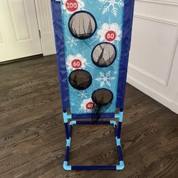 Snowball toss game 