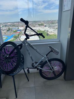 It’s not a se bike but it has se parts the seat the bars grips