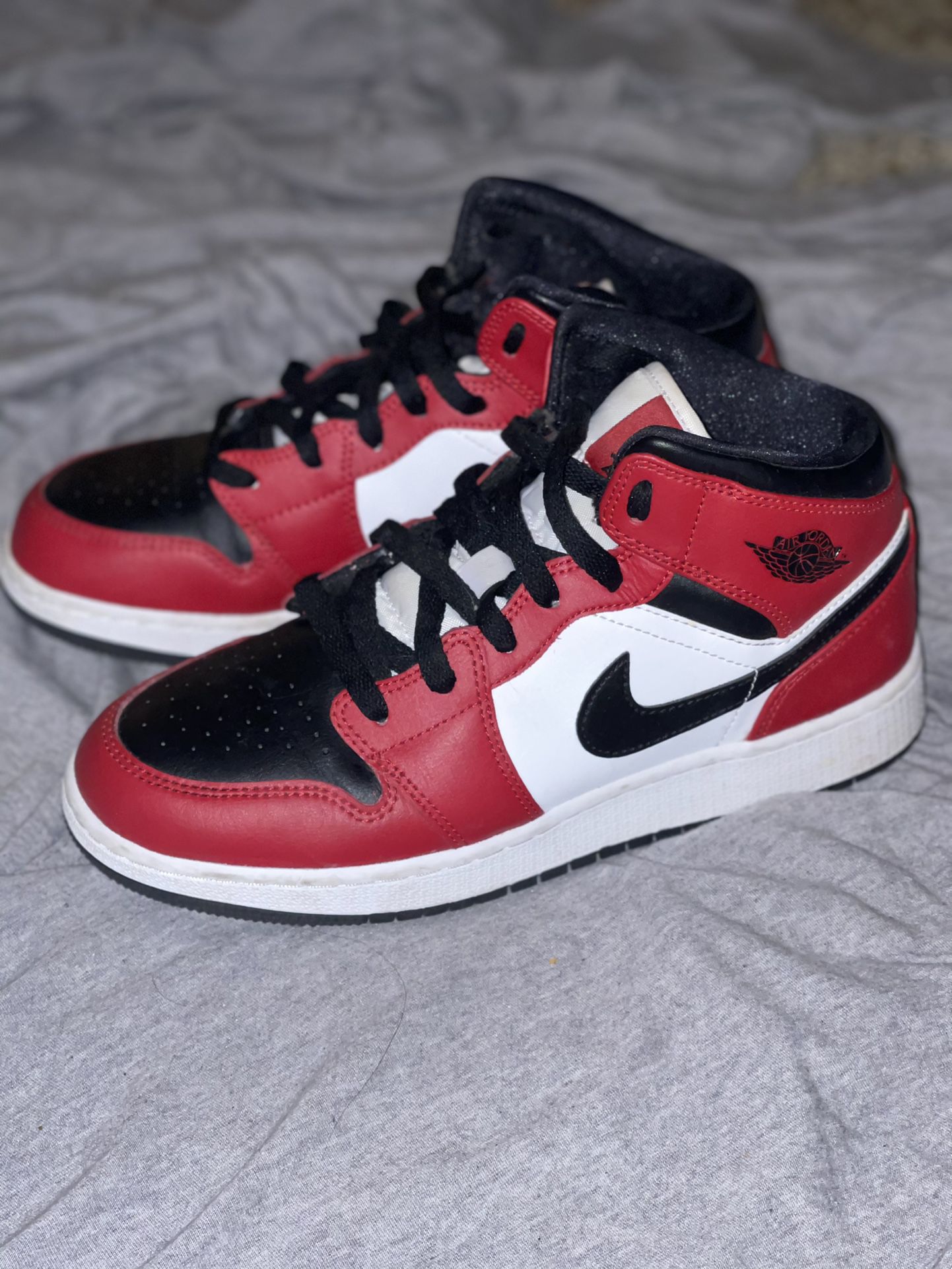 Jordan 1 Mid’s | Red w/ Black Toe | 6.5 Y or 8 W