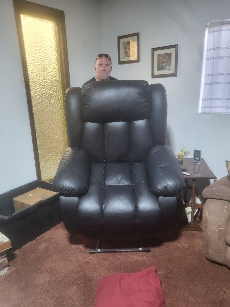 Black Leather Recliner Chair Used Maybe Twice