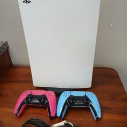 Playstation 5 W/2 Controllers