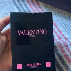 Valentino born in roam men cologne smells good