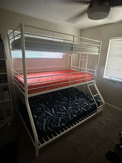Triple bunk bed