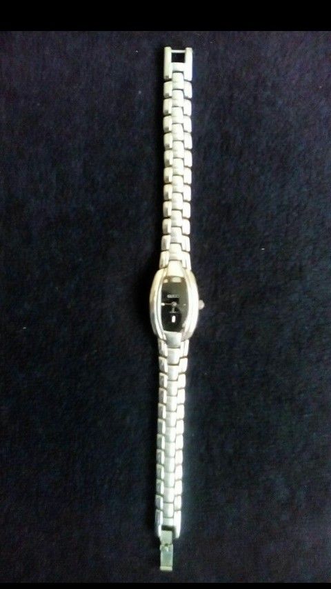 Gucci watch. Women's designer accessories. Timepiece