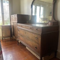 Stunning Antique Bedroom Set 