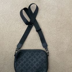 Louis vuitton messenger duo 