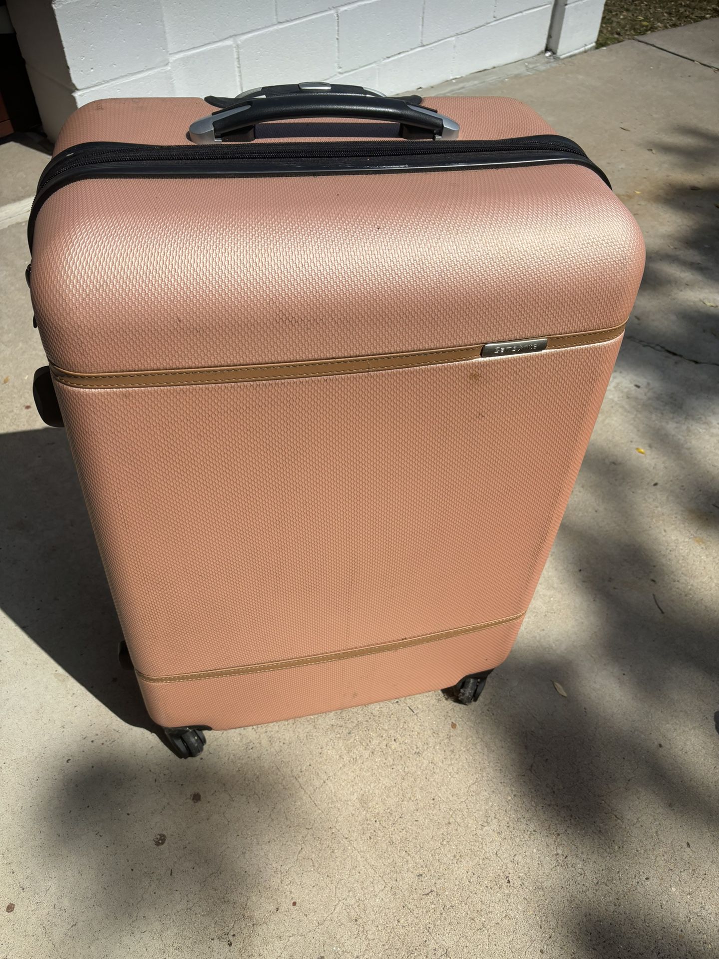 Large Samsonite, baby powder, pink suitcase