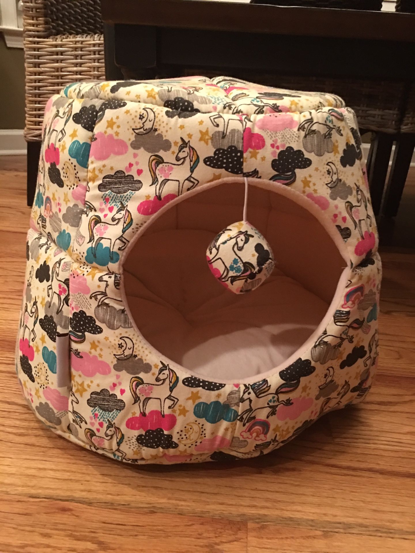 whiskers and Co Cat pet bed Hut Unicorns