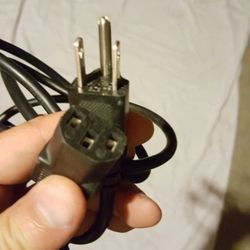 Tons of standard pc power plugs, ~6ft Long. Also fits some Mac & other electronics.