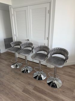 Adjustable height counter stool