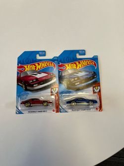 Hotwheels set of 2 Camaro 1985 iroc-z