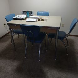 Retro Table And 4  Chairs 2 Extended Leafs